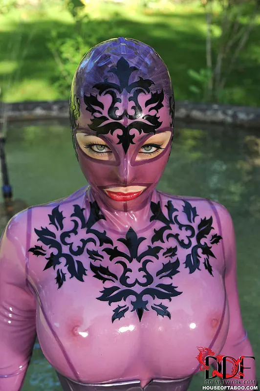 DDF 'Bizarre In The Garden' starring Latex Lucy (Photo 1)