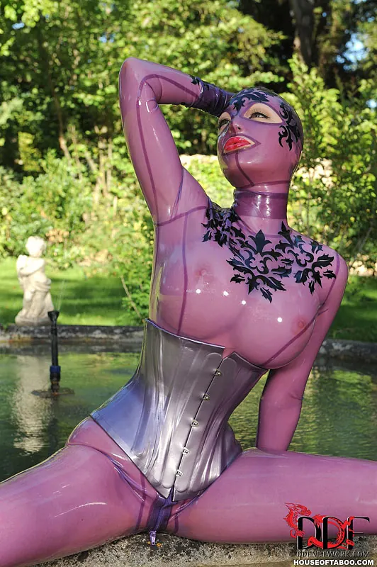 DDF 'Bizarre In The Garden' starring Latex Lucy (Photo 2)