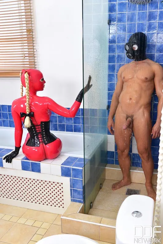 DDF 'Latex In The Tub' starring Latex Lucy (Photo 3)