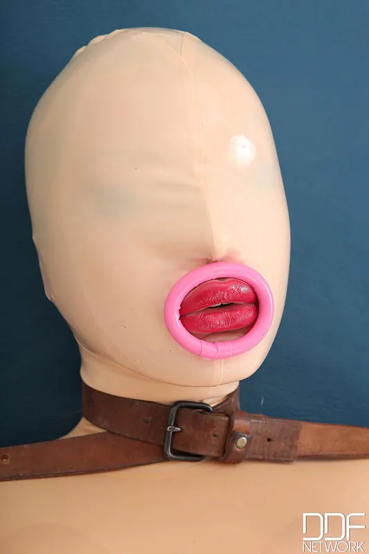 DDF 'Using Her Like A Doll' starring Latex Lucy (Photo 2)