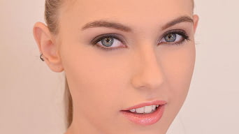 Chloé Toy in 'Toes In The Tub'