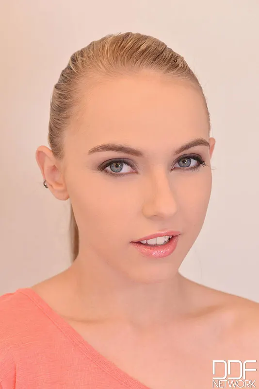 DDF 'Toes In The Tub' starring Chloé Toy (Photo 1)